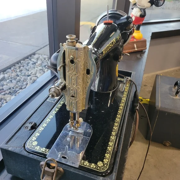 Vintage Hudson Electric Sewing Machine Antique Sewing Machine, Working Condition - Picture 4 of 7